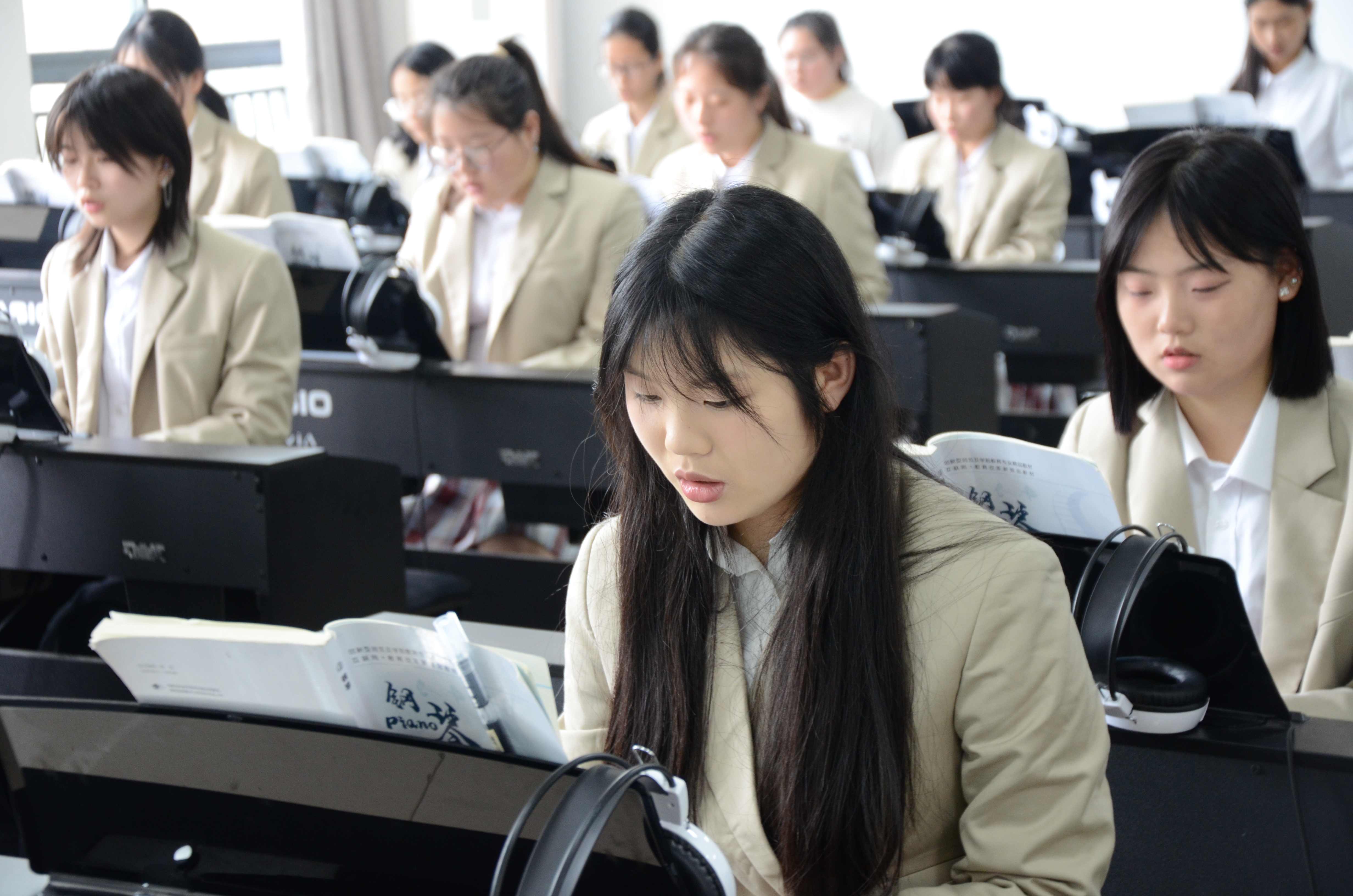竞技宝官网学前教育（钢琴房）实训室介绍
